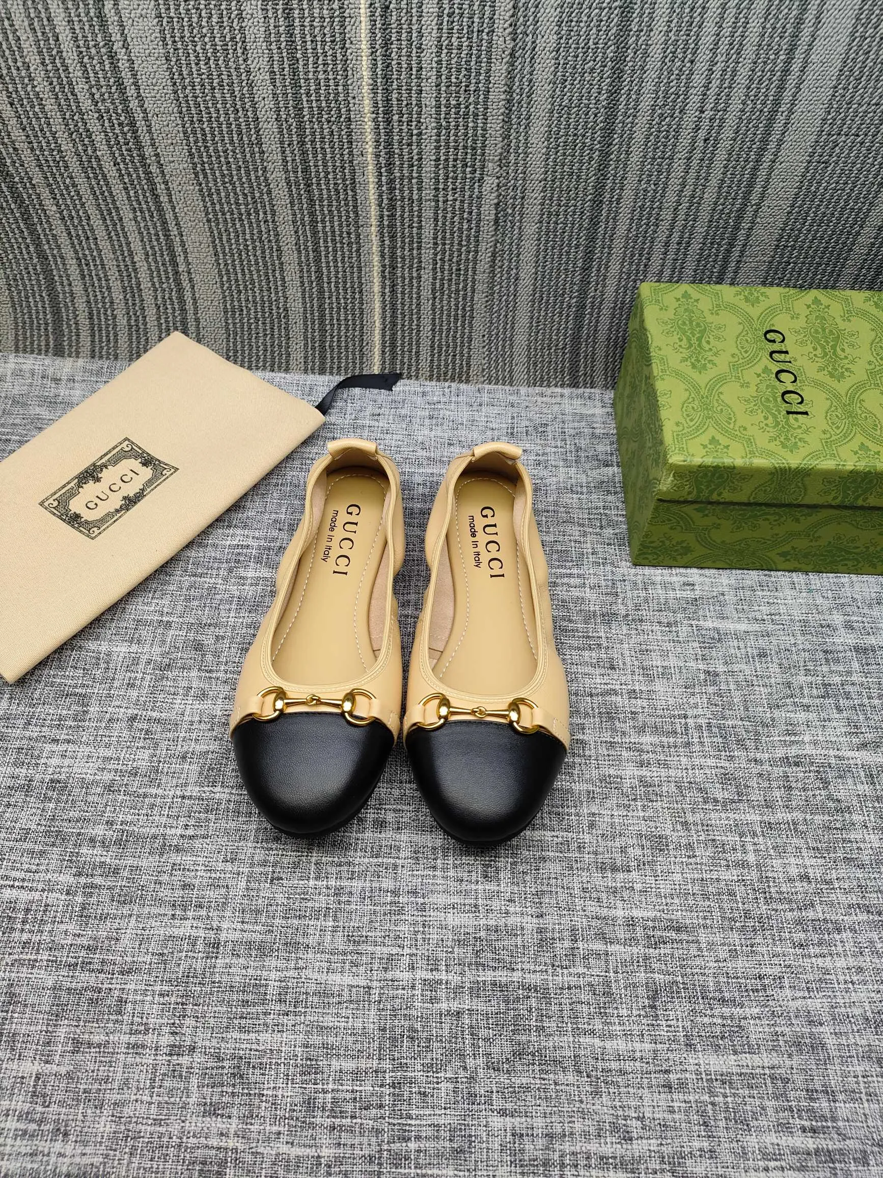 👟👟Ex-factory price 320👟👟 GUCCI's latest horsebit women's flat ballet shoes and egg roll shoes are super comfortable. The fabric is made of imported top-grade soft sheepskin. It is very comfortable on the feet and will not rub your feet. You can also roll it up and put it in your bag. It is easy to carry with you. The super soft soles are a must-have item for fairies whether you are going out for business, work, travel, shopping or at home. Fashionable and versatile, it is an indispensable pair of shoes for you. Fabric: Made of imported soft sheepskin Color: 6 colors available Outsole: PPC rubber outsole Size 34-42 (34.41.42 needs to be customized)